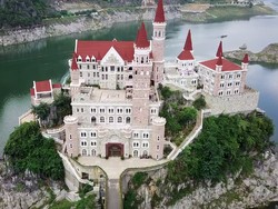 Hidup bak Raja dan Ratu di Hotel Kastil China