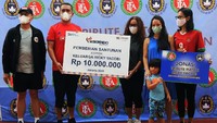Santunan diberikan oleh Direktur Operasional Ritel PT Askrindo Anton F. Siregar yang didampingi oleh ketua PSSI Muhammad Iriawan kepada keluarga Alm Ricky Yacobi pada acara Tribute Match Ricky Yacobi, di Jakarta, Kamis (17/12/2021).