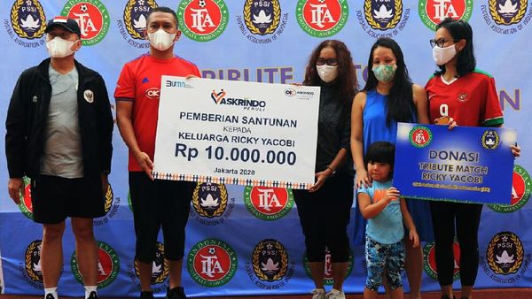 Keluarga Almarhum Ricky Yakobi Terima Santunan