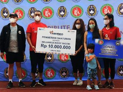 Santunan diberikan oleh Direktur Operasional Ritel PT Askrindo Anton F. Siregar yang didampingi oleh ketua PSSI Muhammad Iriawan kepada keluarga Alm Ricky Yacobi pada acara Tribute Match Ricky Yacobi, di Jakarta, Kamis (17/12/2021).