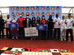 PT Asuransi Kredit Indonesia atau PT Askrindo memberikan bantuan santunan berupa uang tunai kepada keluarga Alm. Ricky Yacobi atas pengabdiannya yang telah mengharumkan nama bangsa.