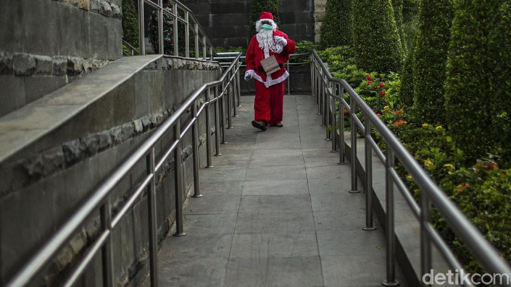Ketika Santa Berbagi Kopi Gratis untuk Warga di Ibu Kota