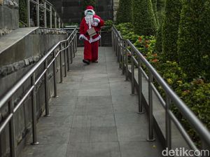Ketika Santa Berbagi Kopi Gratis untuk Warga di Ibu Kota Ketika Santa Berbagi Kopi Gratis untuk Warga di Ibu Kota