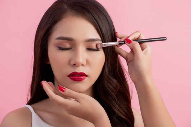 Karena eye makeup memakan waktu lama, coba lakukan pada langkah awal sebelum tangan tremor.