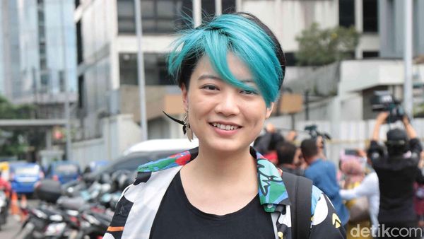 Gaya Leony Trio Kwek Kwek Berambut Biru