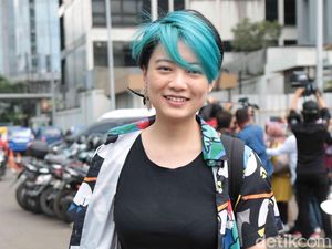 Gaya Leony Trio Kwek Kwek Berambut Biru