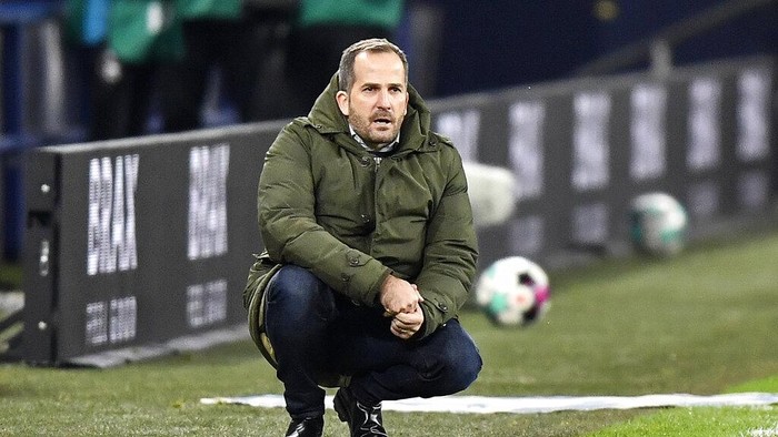 Schalkes head coach Manuel Baum watches his players during the German Bundesliga soccer match between FC Schalke 04 and SC Freiburg at the Arena in Gelsenkirchen, Germany, Wednesday, Dec. 16, 2020. (AP Photo/Martin Meissner, Pool)