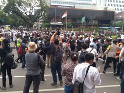 Massa 1812 Saling Dorong dengan Petugas di Jl Agus Salim, 5 Orang Diamankan