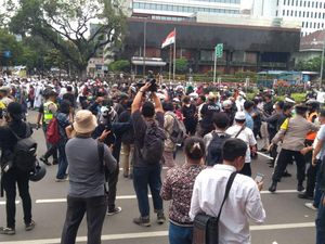 Massa 1812 Saling Dorong dengan Petugas di Jl Agus Salim, 5 Orang Diamankan Massa 1812 Saling Dorong dengan Petugas di Jl Agus Salim, 5 Orang Diamankan