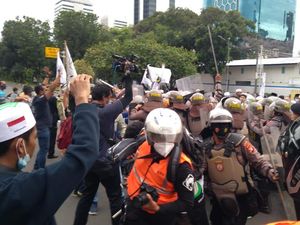 2 Polisi Kena Sabetan Sajam Saat Bubarkan Massa Aksi 1812 di Patung Kuda