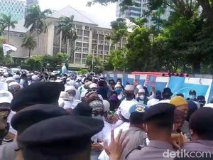 Aksi 1812 Diminta Bubar, Massa Sempat Dorong-dorongan dengan Polisi