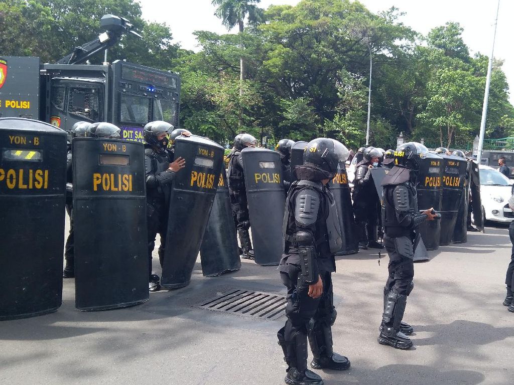 Polisi Tutup Lalin Arah Patung Kuda, Jalan Medan Merdeka Selatan Sempat Macet Polisi Tutup Lalin Arah Patung Kuda, Jalan Medan Merdeka Selatan Sempat Macet