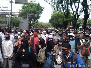 Polri Amankan 155 Massa Aksi 1812: Ada yang Bawa Ganja & Sajam