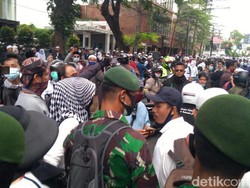 Dihalangi ke Patung Kuda, Massa 1812 Berdebat dengan TNI