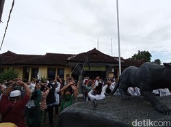 Massa FPI Demo di Mapolsek Pangandaran Desak Habib Rizieq Dibebaskan