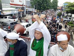 Geruduk Mapolres Purwakarta, Massa Minta Rizieq Dibebaskan