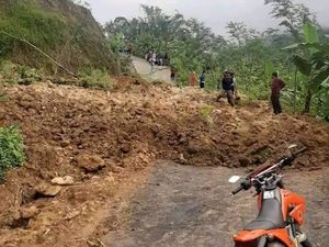 Tebing Longsor, Akses ke Pengungsian Tanah Gerak di Banjarnegara Putus Tebing Longsor, Akses ke Pengungsian Tanah Gerak di Banjarnegara Putus