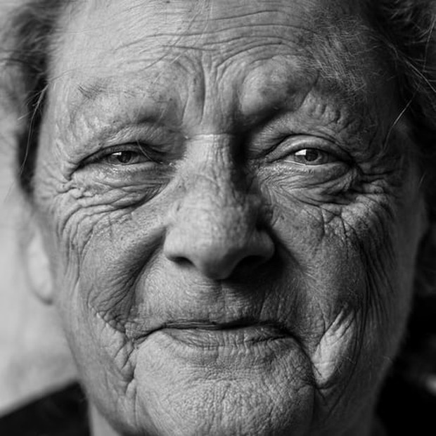 nenek nenek/unsplash orang yang sudah berumur
