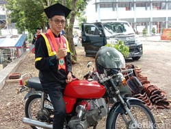 Kisah Zulfahmi, Wisudawan di Kuningan yang Biayai Kuliah dari Uang Parkir