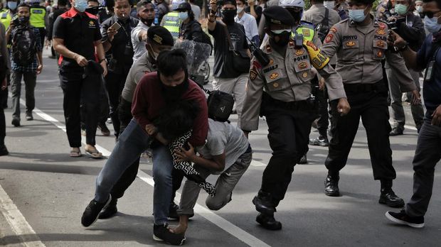 Polisi membubarkan  massa aksi unjuk rasa 1812 t di Jalan Abdul Muis, Jumat, 18 Desember 2020 Jakarta Pusat. CNNIndonesia/ Adhi Wicaksono