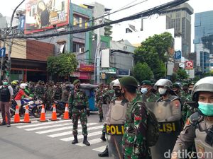 Polisi-TNI Sisir Jalan Kebon Sirih, Cari Massa Aksi 1812 yang Ngumpet Polisi-TNI Sisir Jalan Kebon Sirih, Cari Massa Aksi 1812 yang Ngumpet