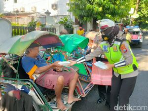 Cara Polisi di Bojonegoro Berbagi Sedekah di Jumat Berkah