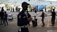 Potret Ramainya Warga Rapid Test Antigen di Bandara Soeta