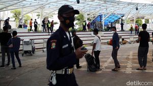 Potret Ramainya Warga Rapid Test Antigen di Bandara Soeta