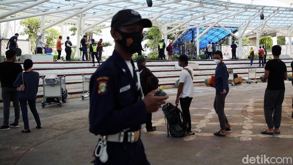 Potret Ramainya Warga Rapid Test Antigen di Bandara Soeta