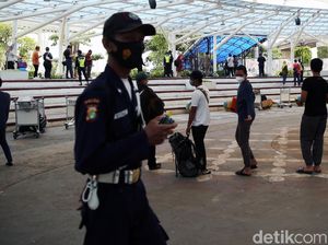 Potret Ramainya Warga Rapid Test Antigen di Bandara Soeta