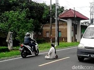 Siapa Pria Bergamis yang Salat di Tengah Jalan Banyuwangi ? Siapa Pria Bergamis yang Salat di Tengah Jalan Banyuwangi ?