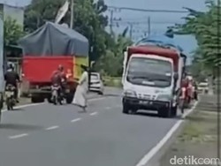 Aksi Pria Bergamis Salat di Tengah Jalan Gegerkan Banyuwangi