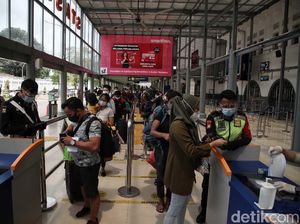 Cerita Penumpang soal Calo Rapid Test di Stasiun Pasar Senen Cerita Penumpang soal Calo Rapid Test di Stasiun Pasar Senen