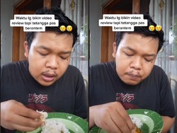 Pria tetap Fokus Review Makanan meski Tetangganya Sedang Adu Mulut