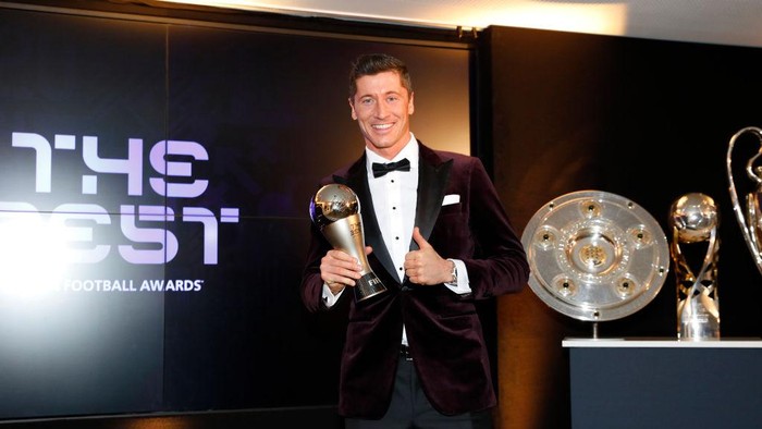 MUNICH, GERMANY - DECEMBER 17: Robert Lewandowski of FC Bayern Muenchen poses after winning the FIFA Men's Player 2020 trophy during the FIFA The BEST Awards ceremony on December 17, 2020 in Munich, Germany. (Photo by Pool/Marco Donato-FC Bayern/Pool via Getty Images)