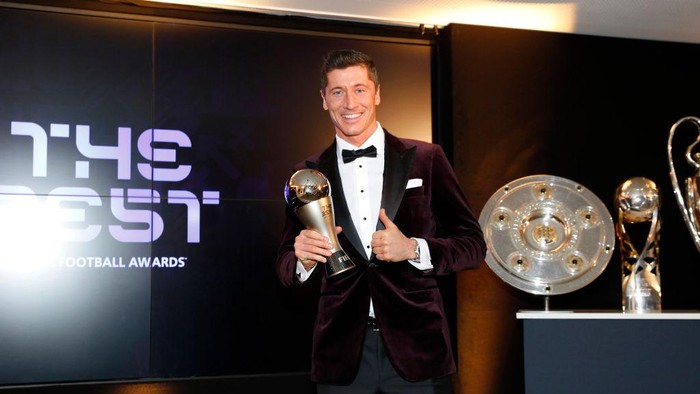 Robert Lewandowski MUNICH, GERMANY - DECEMBER 17: Robert Lewandowski of FC Bayern Muenchen poses after winning the FIFA Men's Player 2020 trophy during the FIFA The BEST Awards ceremony on December 17, 2020 in Munich, Germany. (Photo by Pool/Marco Donato-FC Bayern/Pool via Getty Images)