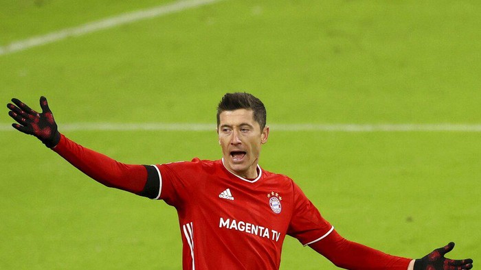 Robert Lewandowski of FC Bayern Munich reacts during the Bundesliga soccer match between Bayern Munich and RB Leipzig in Munich, Germany, Saturday, Dec. 5, 2020. (Alexander Hassenstein/Pool via AP)