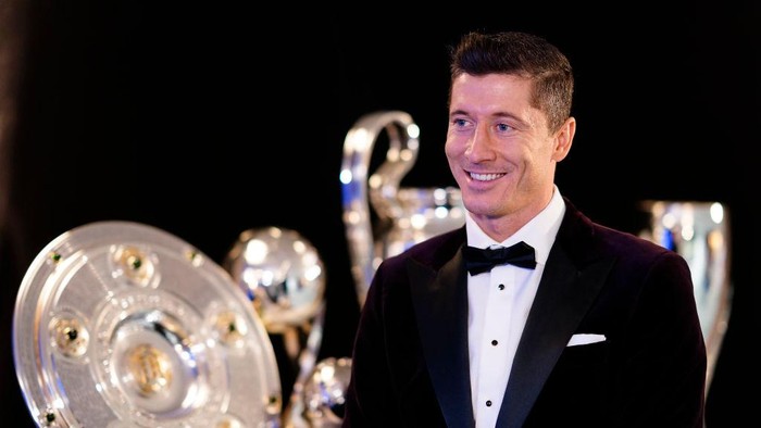 MUNICH, GERMANY - DECEMBER 17: Robert Lewandowski of FC Bayern Muenchen gives an interview after the FIFA The BEST Awards ceremony on December 17, 2020 in Munich, Germany. Lewandowski was awarded as FIFA World Player 2020 on Thursday.  (Photo by Pool/Marco Donato-FC Bayern/Pool via Getty Images)
