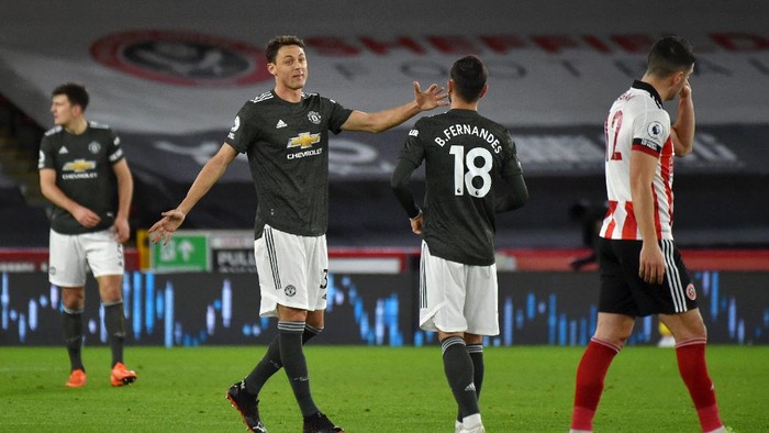 SHEFFIELD, ENGLAND - DECEMBER 17: Nemanja Matic of Manchester United speaks with Bruno Fernandes of Manchester United during the Premier League match between Sheffield United and Manchester United at Bramall Lane on December 17, 2020 in Sheffield, England. The match will be played without fans, behind closed doors as a Covid-19 precaution.  (Photo by Rui Vieira - Pool/Getty Images)