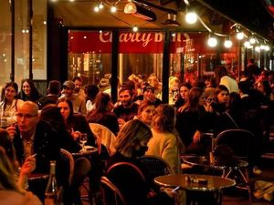 Prancis Tak Wajibkan Masker di Dalam Ruangan Mulai Akhir Februari