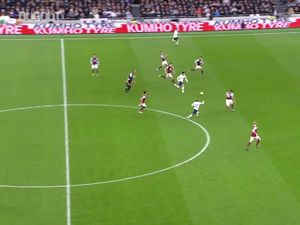 Video: Momen Son Heung-min Cetak Gol Terbaik di Dunia Tahun Ini Video: Momen Son Heung-min Cetak Gol Terbaik di Dunia Tahun Ini