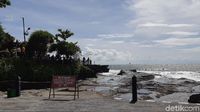 Potret Tanah Lot dan Pantai Seminyak Bali, Begitu Sepi Hari Ini