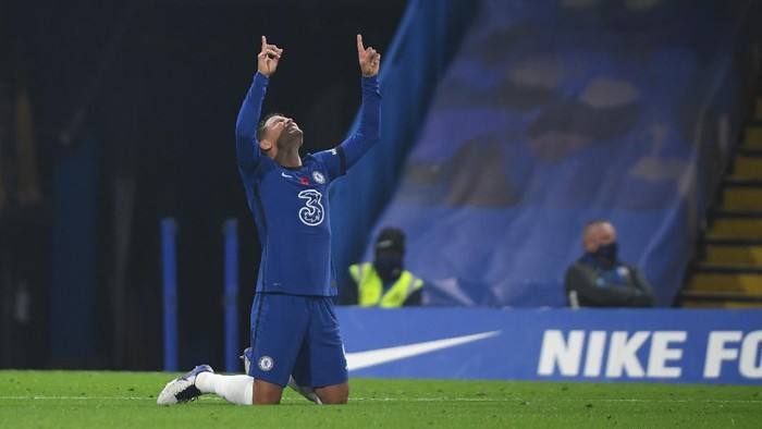 LONDON, ENGLAND - NOVEMBER 07: Thiago Silva of Chelsea celebrates after scoring his teams third goal during the Premier League match between Chelsea and Sheffield United at Stamford Bridge on November 07, 2020 in London, England. Sporting stadiums around the UK remain under strict restrictions due to the Coronavirus Pandemic as Government social distancing laws prohibit fans inside venues resulting in games being played behind closed doors. (Photo by Mike Hewitt/Getty Images)