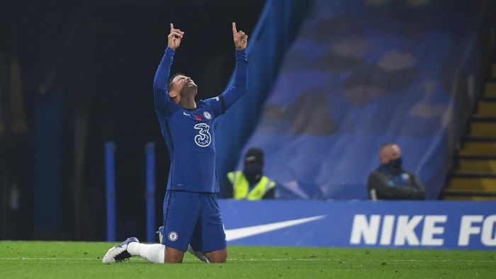 Thiago Silva LONDON, ENGLAND - NOVEMBER 07: Thiago Silva of Chelsea celebrates after scoring his teams third goal during the Premier League match between Chelsea and Sheffield United at Stamford Bridge on November 07, 2020 in London, England. Sporting stadiums around the UK remain under strict restrictions due to the Coronavirus Pandemic as Government social distancing laws prohibit fans inside venues resulting in games being played behind closed doors. (Photo by Mike Hewitt/Getty Images)