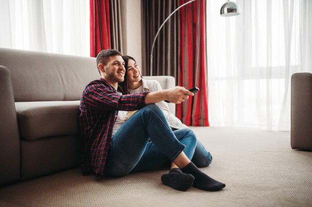 Tidak ada obat yang lebih baik daripada menonton kembali film atau acara yang dia suka, saat pasangan kamu memiliki hari yang buruk.