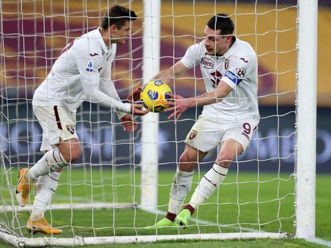 ROME, ITALY - DECEMBER 17: Andrea Belotti of Torino collects the ball from the net after scoring their sides first goal during the Serie A match between AS Roma and Torino FC at Stadio Olimpico on December 17, 2020 in Rome, Italy. The match will be played without fans, behind closed doors as a Covid-19 precaution.  (Photo by Paolo Bruno/Getty Images)