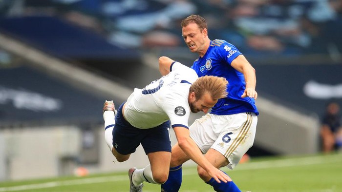 LONDON, ENGLAND - JULY 19: Harry Kane of Tottenham Hotspur collides with Jonny Evans of Leicester City  during the Premier League match between Tottenham Hotspur and Leicester City at Tottenham Hotspur Stadium on July 19, 2020 in London, England. Football Stadiums around Europe remain empty due to the Coronavirus Pandemic as Government social distancing laws prohibit fans inside venues resulting in all fixtures being played behind closed doors. (Photo by Adam Davy/Pool via Getty Images)