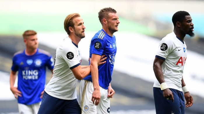 LONDON, ENGLAND - JULY 19: Harry Kane of Tottenham Hotspur pushes with Jamie Vardy of Leicester City  during the Premier League match between Tottenham Hotspur and Leicester City at Tottenham Hotspur Stadium on July 19, 2020 in London, England. Football Stadiums around Europe remain empty due to the Coronavirus Pandemic as Government social distancing laws prohibit fans inside venues resulting in all fixtures being played behind closed doors. (Photo by Michael Regan/Getty Images)