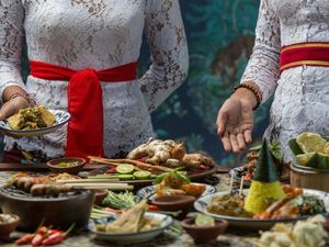 Tradisi Unik Natal di Bali: Ngejot hingga Pasang Penjor