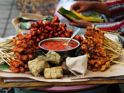 Tradisi Ngejot dan Penjor, Perayaan Natal Unik di Bali